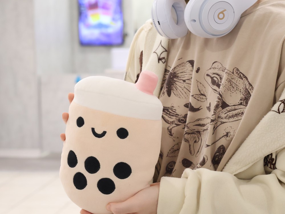 Customer holding a HEYBOBA cup character plush